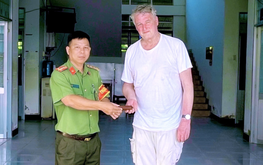 German tourist recovers lost wallet in Vietnam thanks to student’s honesty