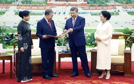 Top Chinese leader hosts farewell tea for Vietnamese counterpart