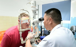 American chef travels to Vietnam’s Quang Tri for sight-restoring surgery