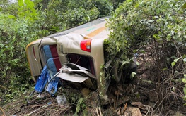 1 dead, 6 injured after passenger vehicle plunges off road in northern Vietnam