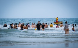 2 Indian tourists rescued from near drowning off Da Nang beach