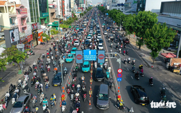 Traffic on Cong Hoa Street in Ho Chi Minh City improves after 3 days of reversible lane operation