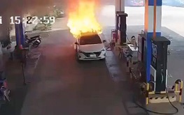 Fire from car carrying batteries kills 2 at Da Nang gas station