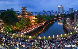 Thousands gather around Ho Chi Minh City pagoda for lantern floating ceremony to celebrate Vesak Day