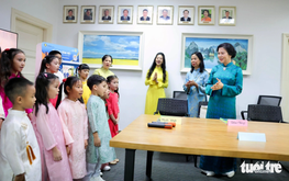 Party chief’s spouse donates 100 books to Vietnamese language class in Singapore
