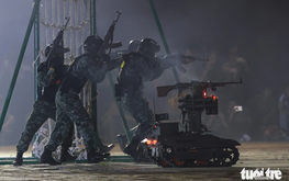 Vietnam’s armed robots, elite police showcase counterterrorism tactics during public security games 