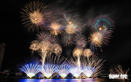 Vietnam, France tell heritage stories through fireworks over Han River in Da Nang