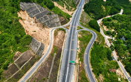 La Son-Hoa Lien expressway to open to 4-lane traffic in central Vietnam this month