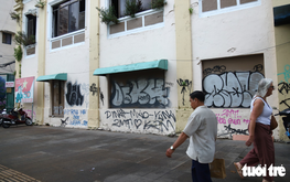 Foreigners again scrawl graffiti on walls along downtown Ho Chi Minh City street?