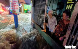 Heavy rain turns streets into torrents, knocks motorcyclists down in Ho Chi Minh City 