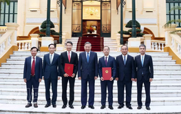 Top leader hands over appointment decisions to two Vietnamese ambassadors