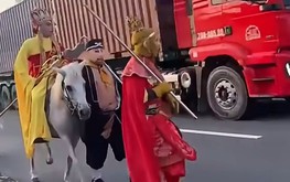 Police confirm reason for ‘Journey to the West’ cosplayers riding horse on Ho Chi Minh City street