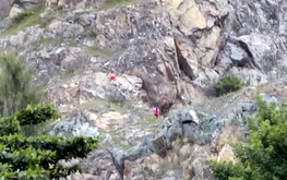 2 women risk lives on high cliff to take photos in Ho Chi Minh City