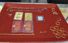 Vietnamese elderly scrap collector finds gold jewelry bag, takes it to police