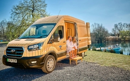 Ford Transit biến thành spa di động, xông hơi hồng ngoại không cần cắm điện