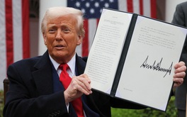 Ký kỷ lục 124 sắc lệnh trong 3 tháng, ông Trump đang viết lại trật tự pháp lý nước Mỹ?