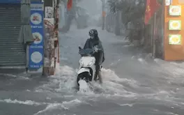 Đêm nay Bắc Bộ và Trung Bộ tiếp tục mưa to