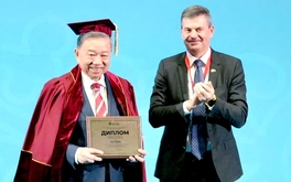Tổng Bí thư Tô Lâm nhận danh hiệu Giáo sư danh dự của Học viện trực thuộc Tổng thống Nga