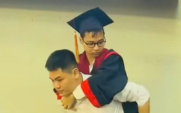 Nam sinh '10 năm cõng bạn đến trường' nay cõng bạn lên nhận bằng giỏi