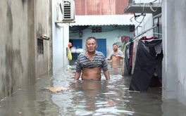Người dân xóm trọ ở Thủ Đức gượng dậy sau trận mưa  'nhấn chìm' nửa căn nhà