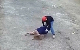 Kinh hoàng người mặc áo đen cầm vật nghi giống roi điện gí vào một phụ nữ ở Phú Quốc