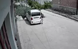 Nghịch cổng sạc ô tô điện, bé trai khóc thét vì bỏng tay
