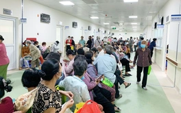Khám bảo hiểm y tế: xếp hàng từ sáng sớm, trưa vẫn chưa tới lượt