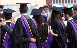 Gần 50% đại học tại Anh thâm hụt tài chính chính do thiếu sinh viên quốc tế