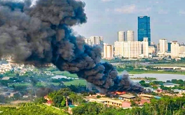 Cháy kho xưởng ở Hà Nội, cột khói bốc cao hàng trăm mét