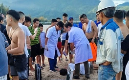 Cứu hai cậu cháu bị đuối nước khi tắm biển tại Đà Nẵng