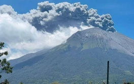 Núi lửa Philippines phun trào, cột tro khổng lồ bốc cao 4,5km