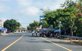 Tháo các biển báo không hợp lý ở chốt thu phí Núi Sam