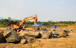 Khai thác vượt giấy phép, chủ mỏ khoáng sản bị phạt truy thu gần 1 tỉ đồng