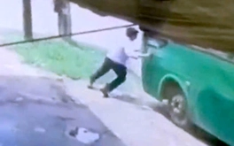 Xe buýt trôi tự do, phụ xe lao ra ngăn lại bị cán chết