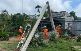 Gió lốc quật ngã hàng loạt trụ điện ở Gia Lai, hàng trăm hộ dân mất điện