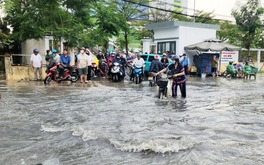 Mưa to ngập phố, bệnh nhân và thân nhân bì bõm trên đường về nhà