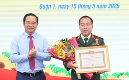 Chủ tịch UBND TP.HCN Nguyễn Văn Được trao Huy hiệu Đảng tại quận 1
