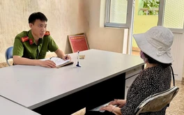Một phụ nữ suýt chuyển hết tiền trong tài khoản cho công an giả