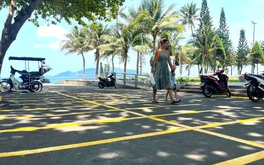 'Đi tắm biển gửi xe máy 1 tiếng 10.000 đồng', Nha Trang nói gì?
