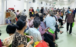 Mỏi mòn chờ khám bệnh bảo hiểm y tế, gian nan đòi tiền bảo hiểm tai nạn