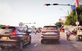 Dân nộp clip xe hơi vượt đèn đỏ cho cảnh sát Khánh Hòa, tài xế bị phạt 19 triệu đồng
