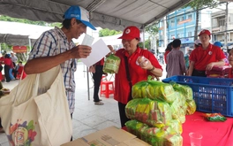 200 phiếu mua quà miễn phí dành cho người nghèo tại phiên chợ Nhân đạo