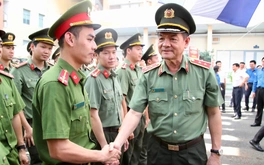 Lần theo tờ rơi, Công an TP.HCM nỗ lực xóa quảng cáo bẩn, tín dụng đen