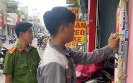 Lần theo tờ rơi, Công an TP.HCM nỗ lực xóa quảng cáo bẩn, tín dụng đen