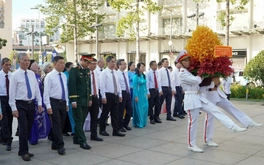 Lãnh đạo TP.HCM dâng hoa tưởng niệm Chủ tịch Hồ Chí Minh