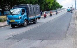 Khắc phục vệt hằn lún, rạn nứt tại cầu Tăng Long