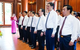 Lãnh đạo tỉnh Nghệ An dâng hoa, dâng hương tưởng niệm Chủ tịch Hồ Chí Minh