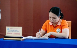Kiều bào từ TP.HCM trồng cây, nhớ ơn Bác Hồ