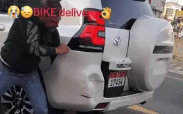Đâm trúng Toyota Land Cruiser Prado, shipper tự 'nắn' vết móp, thoát bồi thường khủng