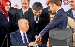 Ông Erdogan nắm chặt ngón tay ông Macron trong 13 giây, gây sốt mạng xã hội